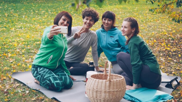 Gemeinschaftliches Treffen im Freien – Symbolbild