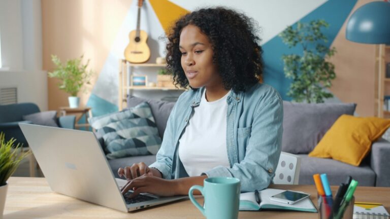 Alleinerziehende arbeitet am Laptop von zu Hause